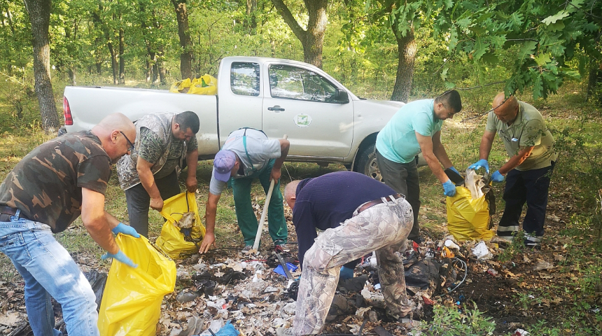 Девет тона боклук събраха лесовъди в планината - край вододайни зони, екопътеки и крайпътни отбивки