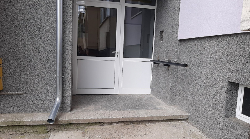 След саниране на блок в Севлиево, инвалид пак стига с мъка до входната врата