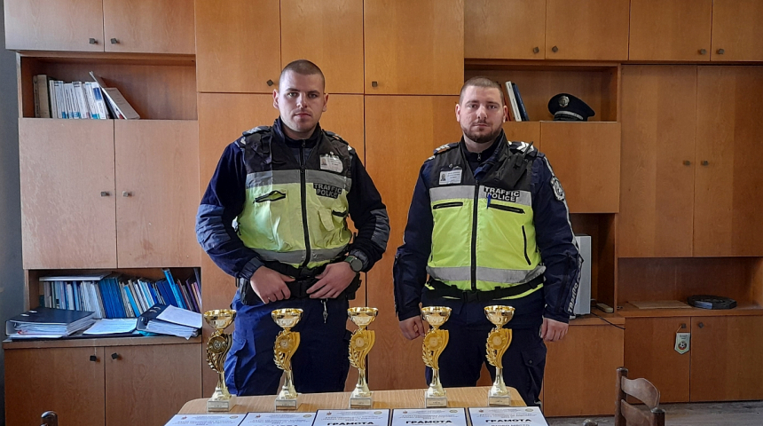 Марио Марков и Елизар Илиев от ОДМВР - Габрово спечелиха второ и трето място в състезанието „Пътен полицай на годината“