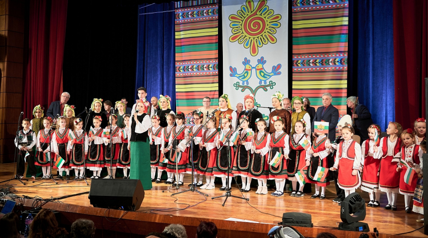 Урок по родолюбие и концерт „За България” изнесоха от Школата по народно пеене и оркестър „Севлиево”