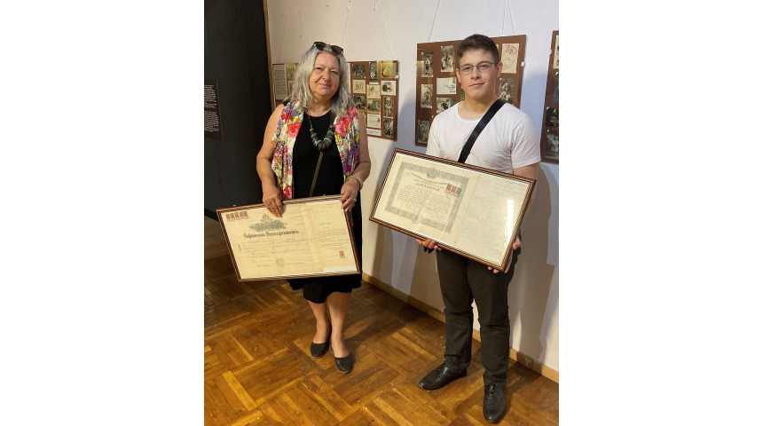Румен Гатев дари на Музея дипломите на д-р Москов, закупил ги от аукцион