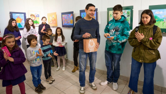 „Общуване в образи” чрез сърцето, ръцете и любовта показаха в изложба малките художници от Школата при Читалището