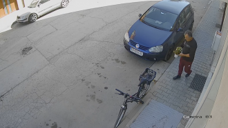 Мъж краде цветя пред блок в жилищен комплекс, но не видя, че охранителните камери го снимат