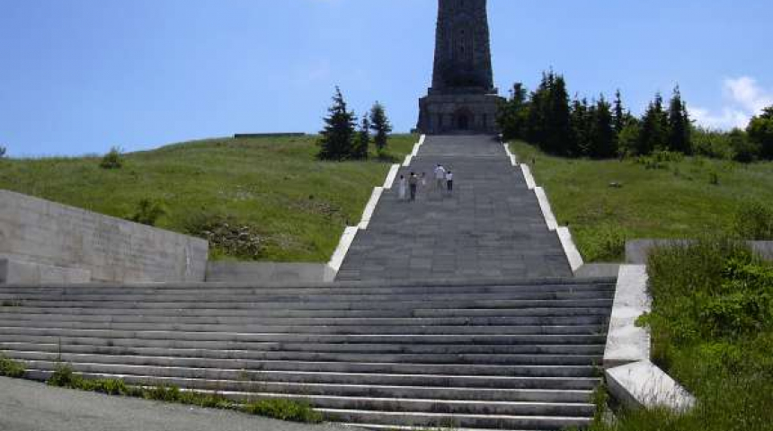 Параолимпийският вицешампион Християн Стоянов идва на Шипка за състезанието по изкачване стълбите към Паметника на свободата