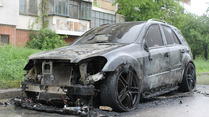 Два луксозни автомобила на един собственик са запалени в Габрово