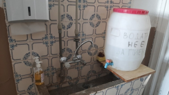 Как се осигурява топла вода в училище, когато водата се доставя 