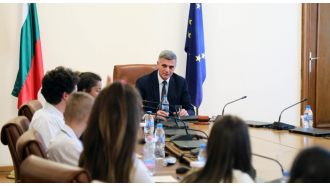 Премиерът Стефан Янев се срещна с ученици от Габрово