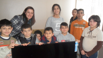 Българите във Франция купиха телевизор на децата от Дома