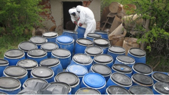 Хиляди килограми и литри пестициди иззеха от площадка в Севлиево