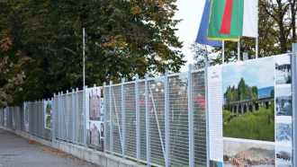 Оградата на парк "Казармите" стана изложба на открито