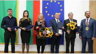 Петима са тазгодишните носители на почетния знак "Севлиево&