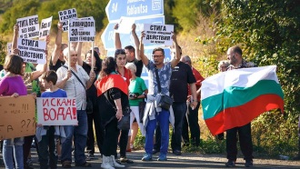 Протестите срещу безводието в Севлиево продължават пред Общината