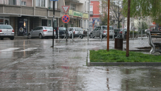 Провокацията да ходиш пеша в Севлиево, когато вали