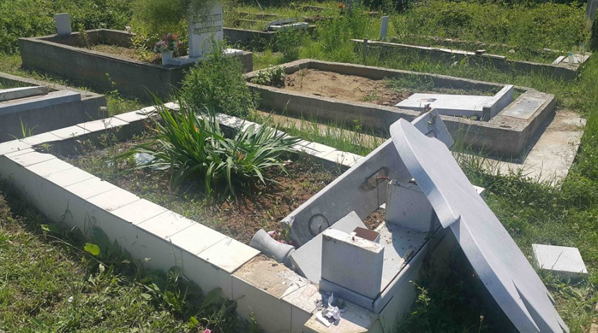 Варвари потрошиха 70 паметника в гробищата в с. Градница