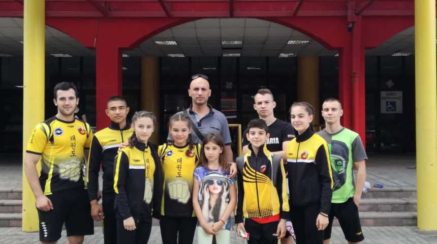Отборът по таекуон-до се завърна от Македония с 19 медала