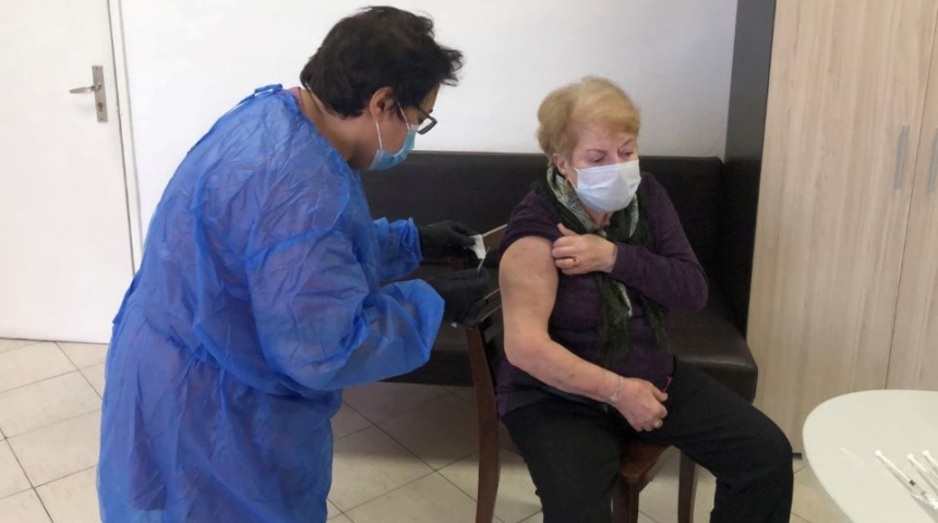 Д-р Дияна Николова е първият ваксиниран срещу Ковид-19 в Севлиев
