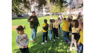 Горски служители и ученици обозначиха дървесните видове в двора на училище „Стефан Пешев” 