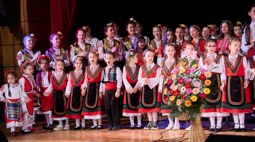 Коледен благослов с музика, песен и танц отправиха Школата по народно пеене и детският фолклорен ансамбъл „Развитие”