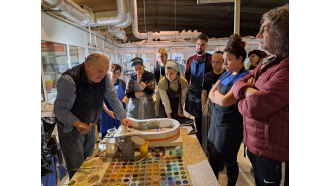 Трансферна ангобна техника в гипсов калъп или как керамиката оживява - студенти на НБУ на стаж в Завода за керамика