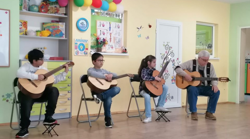 Музикалните читалищни школи проведоха образователни концерти в детските градини