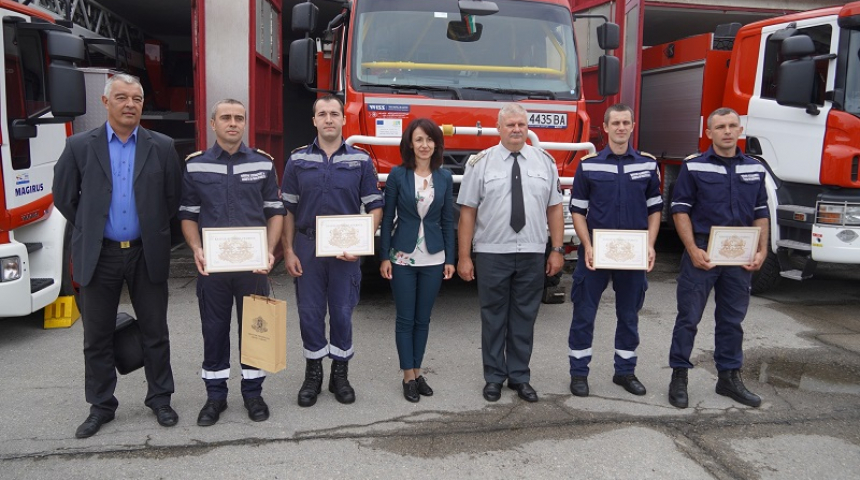 Областният управител отличи пожарникарите, участвали в потушаването на пожарите в Гърция