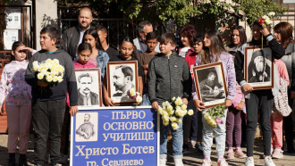 Пред паметника на Хаджи Стоян Николов в Севлиево бе отбелязан Денят на народните будители