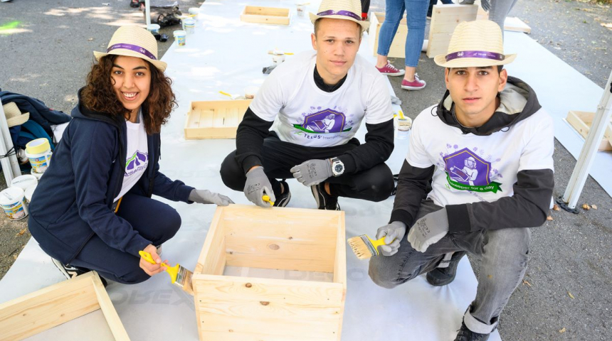 500 доброволци от TELUS International Bulgaria изградиха кошери за 4 милиона пчели 