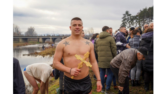 Симеон Спасов бе най-бърз за кръста на Богоявление в Севлиево
