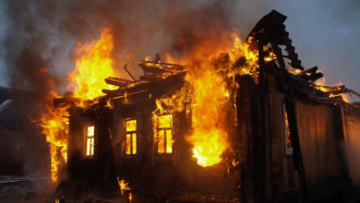 Баба изгоря в Сенник, пламнал покрив се срути над главата й