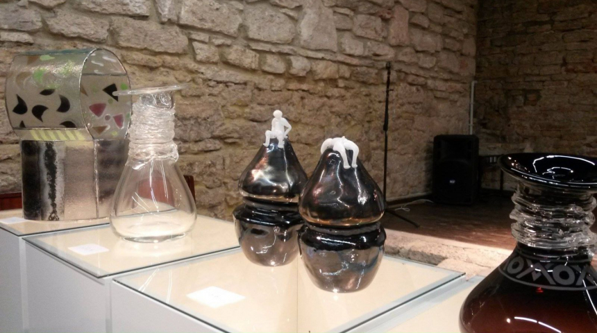 Чешко стъкло от Валашке Мезеричи в галерия Видима