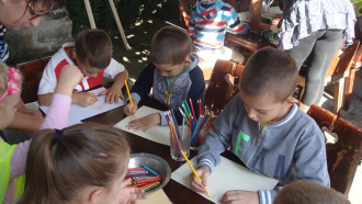 Деца рисуваха емблематичните сгради на Севлиево