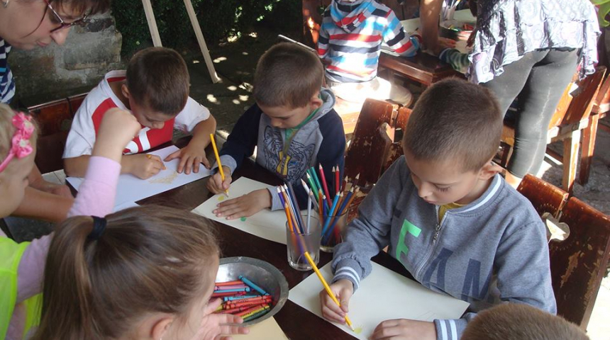 Деца рисуваха емблематичните сгради на Севлиево