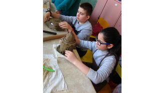 Деца твориха с глина в сърцето на керамиката Троян