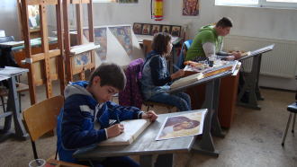 Децата от "ВВ Арт" творят иконопис на пленер във В. Тъ