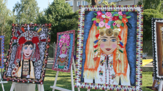 Красотата на българската носия и шевица в хартиени пластики
