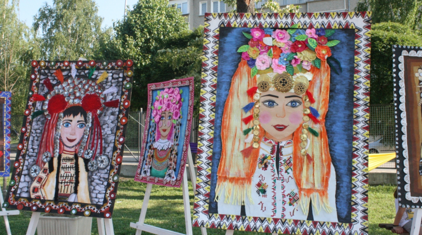 Красотата на българската носия и шевица в хартиени пластики