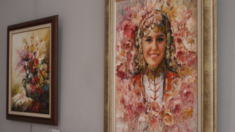 Цветя за Ирина поднасят с картини в галерия "Видима"