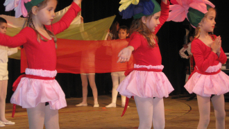 Децата на ОДЗ "Щастливо детство" танцуваха благотворит