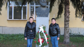 Поклон пред Ботев от децата на Първо основно училище