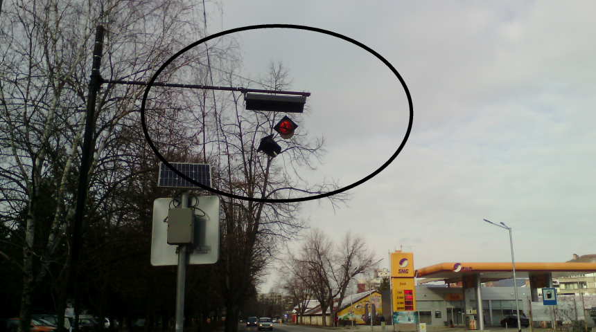 Части от светофар висят върху преминаващите коли