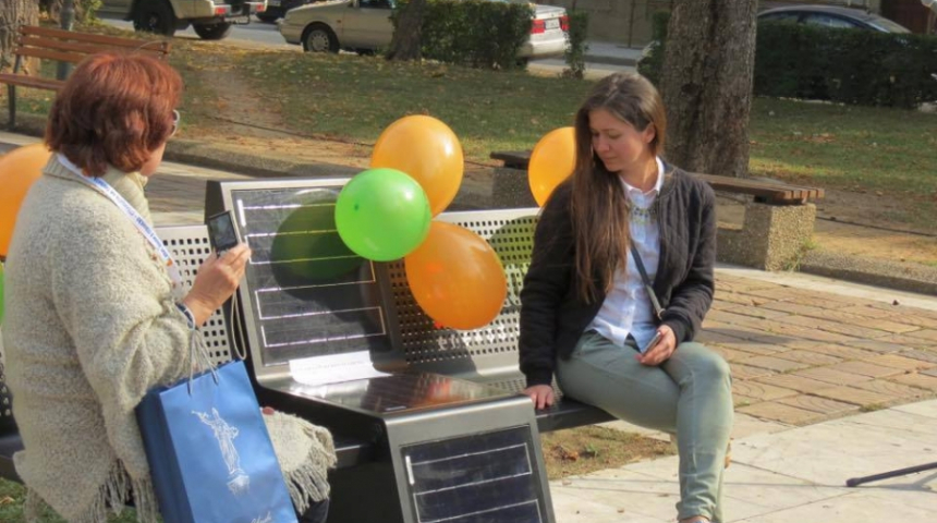 Две соларни пейки има от днес в Севлиево