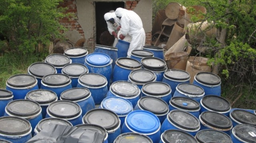 Хиляди килограми и литри пестициди иззеха от площадка в Севлиево