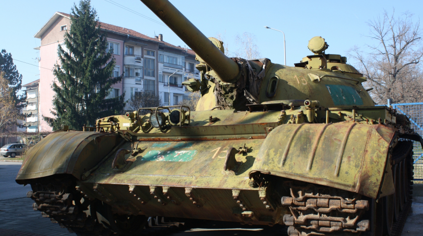 Истински танк, участник в реални битки, пази парк "Казармит