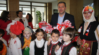 Мартеница, дълга 12 м, подариха на кмета деца от ДГ "Радост