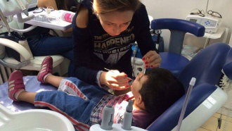 На зъболекар в София заведе децата от Дома сем. Благовестови