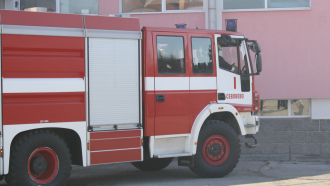 Огън изпепели гараж и навес в Кормянско