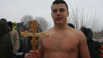 Симеон Спасов извади богоявленския кръст в Севлиево