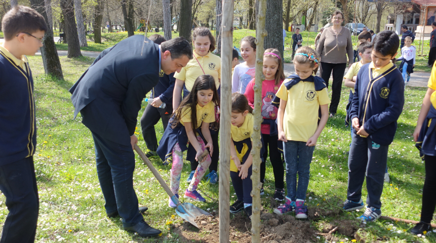 Третокласници засадиха 25 дръвчета в "Черничките"