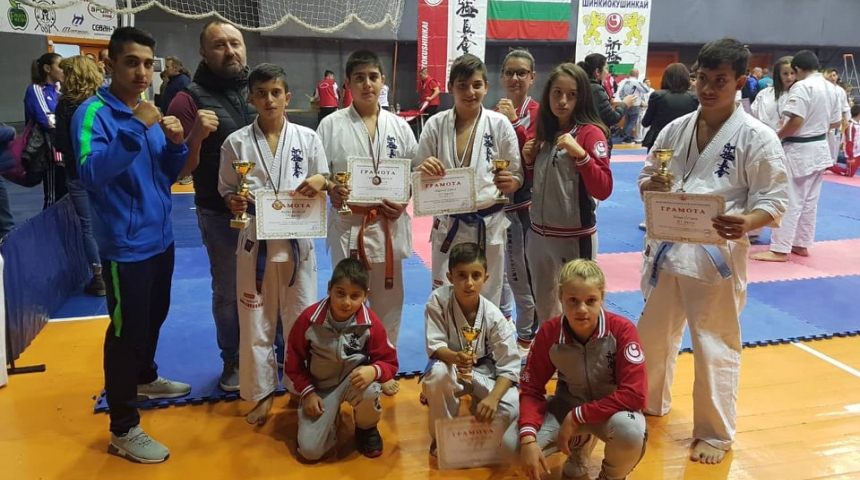 Осем състезатели спечелиха пет медала за клуба по карате