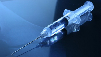 Временно се преустановява имунизацията с ваксината на AstraZenec
